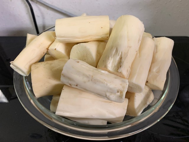 キャッサバの皮をむいた状態。イモです（提供：てるてるさん）