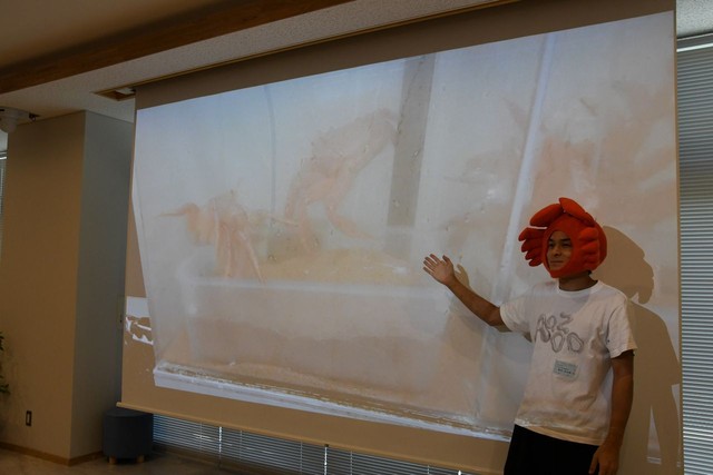 毛ガニについて解説する堀内さん