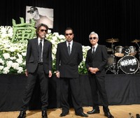 昨年１０月１８日、Ｔ．Ｃ．Ｒ．横浜銀蝿Ｒ．Ｓ．の嵐ヨシユキさんのお別れ会に参列した（左から）ＴＡＫＵ、翔、Ｊｏｈｎｎｙ。今年、この３人で再始動する