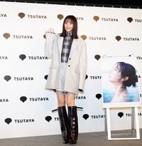 10周年記念写真集の発売会見に登場した武田玲奈