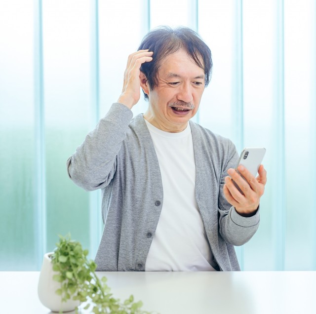 スマホの画面に並ぶ「横領罪」や「窃盗罪」の文字　※画像はイメージです（FineGraphics/photoAC）