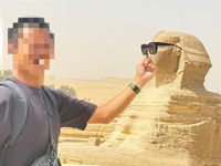 「これがプロの作品です」と自嘲気味に紹介した写真。スフィンクスにサングラスをかけているような写真などに「これはこれでいい仕上がり」の声も。（画像：スキヤキさんXより）