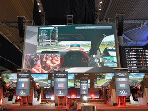 「ゲームの達人」がプロレーサーに　「eスポーツ」に自動車メーカーが熱い視線