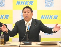 国会内で党の定例会見に出席したＮＨＫ党の立花孝志党首