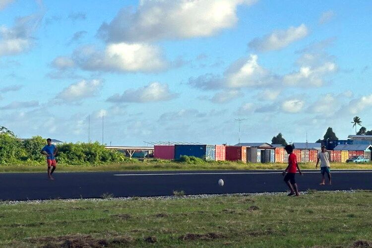 ツバルの首都フナフティにある国際空港。お昼にプロペラ機が離着陸する時間を除けば、滑走路は子どもたちの遊び場になる