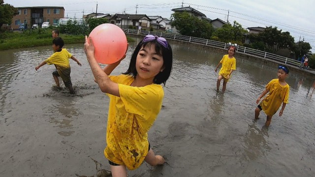 田んぼでどろんこ遊び　子育て世代がつながる地域づくり目指す　岡山