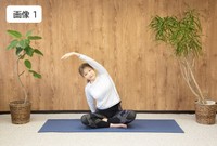 【姿勢を整える簡単セルフケア】左手をまっすぐ上に伸ばしたら、右へ上体を倒していきます（出典：株式会社心と体サプライズ調べ）