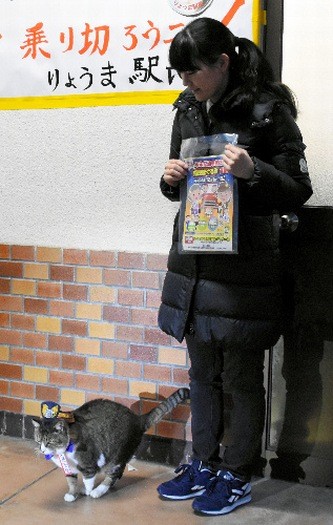 交通安全を呼び掛けるチラシ配りを見守ったりょうま駅長