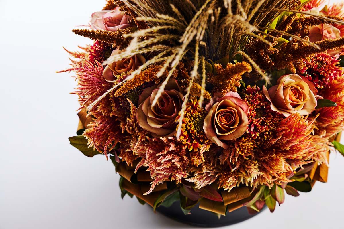 モノクロでのぞき込む、花の生と死 「花のない花屋」東信さんのもう