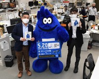 よろず～ニュース編集部を表敬訪問したモフレム（中央）