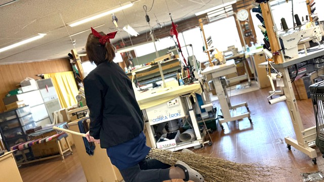 ハリのあるネクタイの素材のリボンは、「魔女の宅急便」のキキみたい