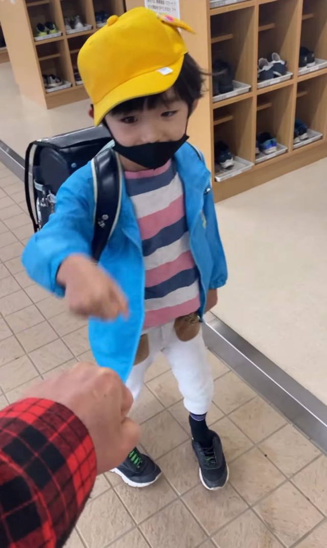 学校の昇降口でグータッチ／投稿主さん提供