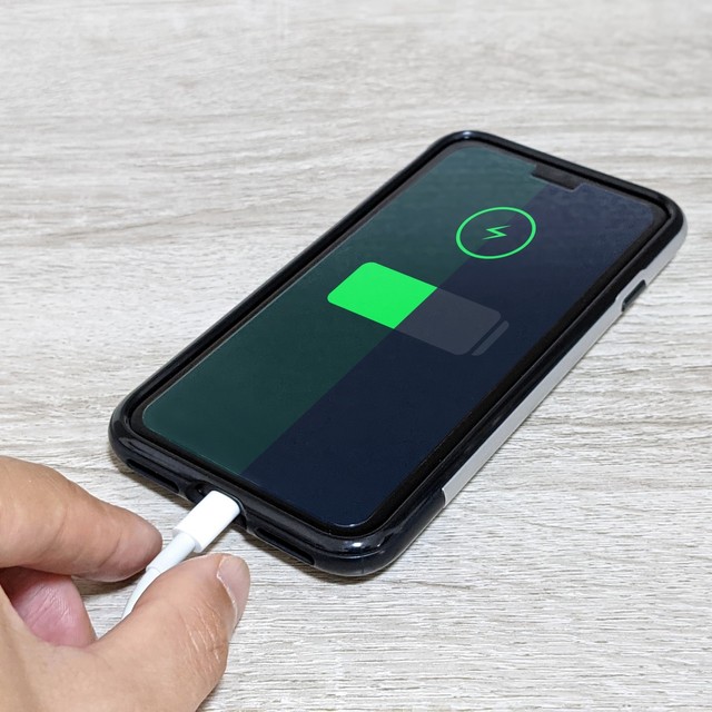 会社で私用スマホの充電ってしちゃダメ？　※画像はイメージです（ ICTよろず相談所/photoAC）