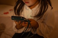 スマホを手にする子ども ※画像はイメージです（yuka/stock.adobe.com）