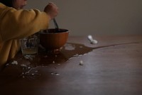 机をびしょ濡れにしながら食べる姿／かなみさん（@kanami_nakahara）提供