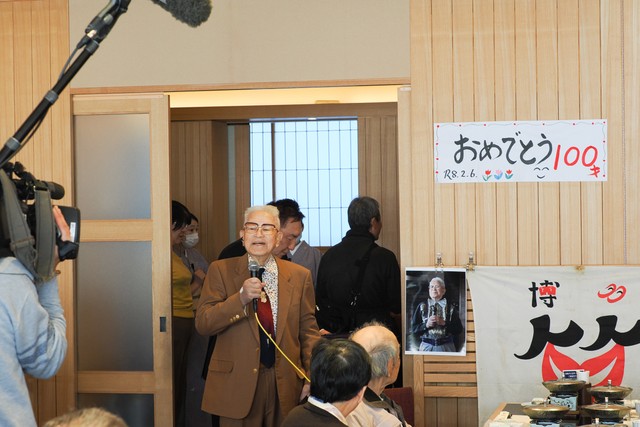 2月6日、100歳の誕生日を迎え、百寿を祝う会が開催された。地元テレビ局も取材するなか、集まった仲間たちに感謝の意を表する乱万さん