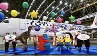 特別塗装機の前に集結した人気キャラクターたち