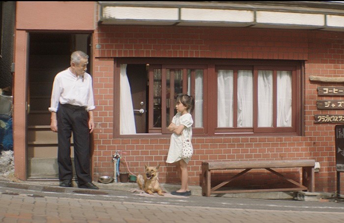 映画『駅までの道をおしえて』から。フセ老人とサヤカの出会いのシーン。犬がきっかけで出会う