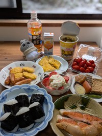 テーブルいっぱいに並んだ実家の朝食／背脂ぎょうざ子さん（@zaburanranru）提供
