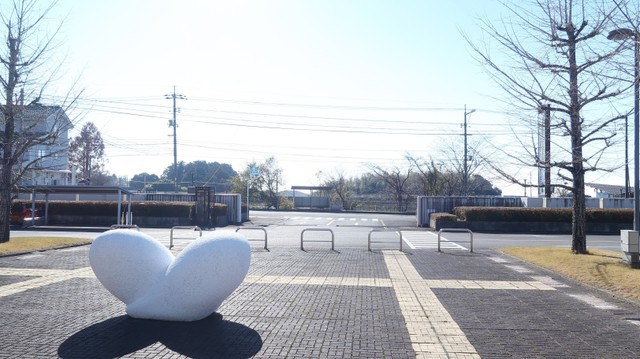 奈義町役場に彫刻家・北川太郎さんの作品「ナギまほろば」設置　岡山