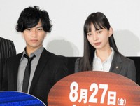 イベントに出席した岡田龍太郎（左）と井桁弘恵
