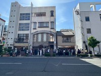天銀前には長い行列が…