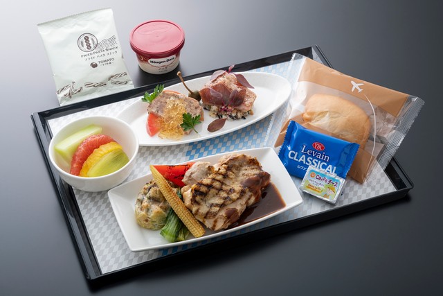 ハワイ路線で提供される機内食も楽しめます。