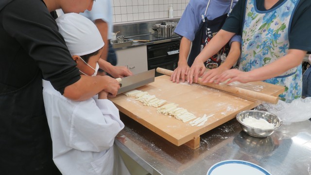 過去の体験講座の様子(提供：香川県立ミュージアム)