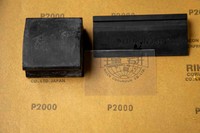 バイクのヘッドライトは研磨用ゴムブロックを使い、2000番の耐水ペーパーで磨いた。貼ったあとはゴム製ヘラで仕上げる。