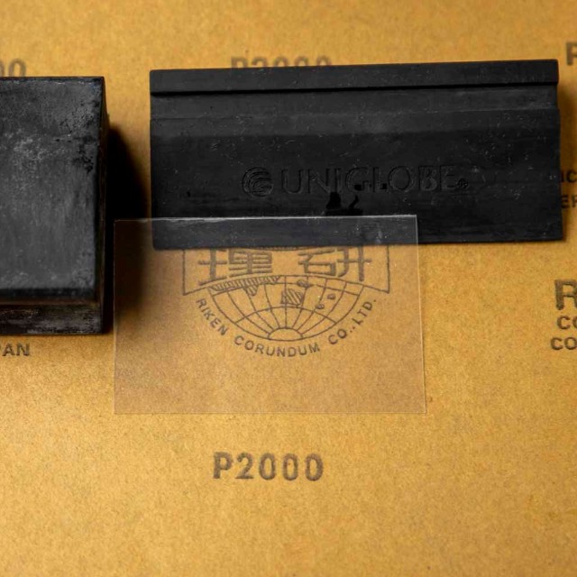 バイクのヘッドライトは研磨用ゴムブロックを使い、2000番の耐水ペーパーで磨いた。貼ったあとはゴム製ヘラで仕上げる。