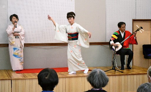 比田地区での出張公演の最初の曲目は「しげさ節」
