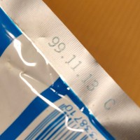 「99.11.13」と賞味期限が印字されたポカリスエット／サブロウさん（@sabutasaburo）提供