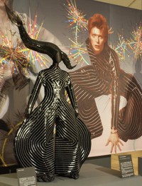 山本寛斎展で展示されたデヴィッド・ボウイさんのコンサート用衣装「トーキョーポップ～カブキ～」（1973年）。ベースに「和」のテイストがある（2009年撮影）
