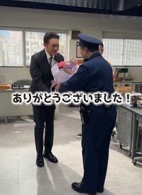 CM撮影後、船越（左）に花束を贈呈する西村社長