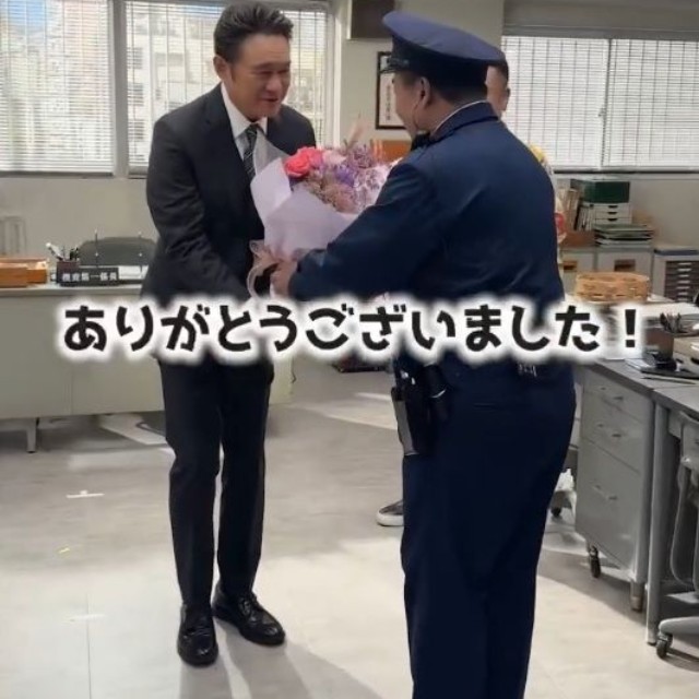 CM撮影後、船越（左）に花束を贈呈する西村社長