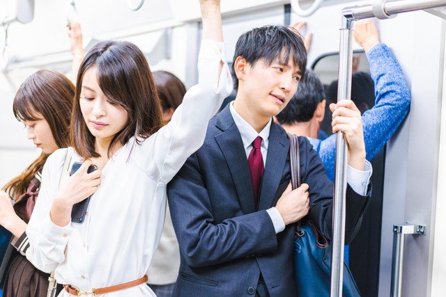満員電車でつり革さえ持てない時…みなさんはどうしてますか？（イメージ写真）