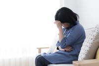 体調に不安を感じる女性※画像はイメージです（Polkadot/stock.adobe.com）