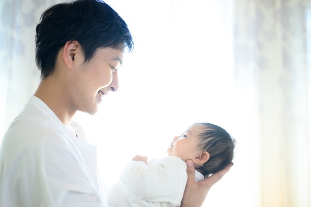 パパの育休に対する満足度は？　※画像はイメージです（kapinon/stock.adobe.com）