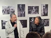 3月の映画公開と連動して行われたイベントで「じゃがたら」のドラム担当・中村ていゆう氏（左）と語り合う写真家・松原研二氏＝東京・新宿のビームスジャパン