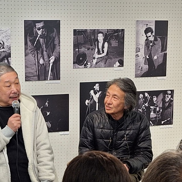 3月の映画公開と連動して行われたイベントで「じゃがたら」のドラム担当・中村ていゆう氏（左）と語り合う写真家・松原研二氏＝東京・新宿のビームスジャパン