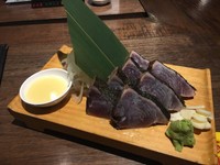 タイ・バンコクの高知料理店で提供された鰹のタタキ（あなこんださん提供）