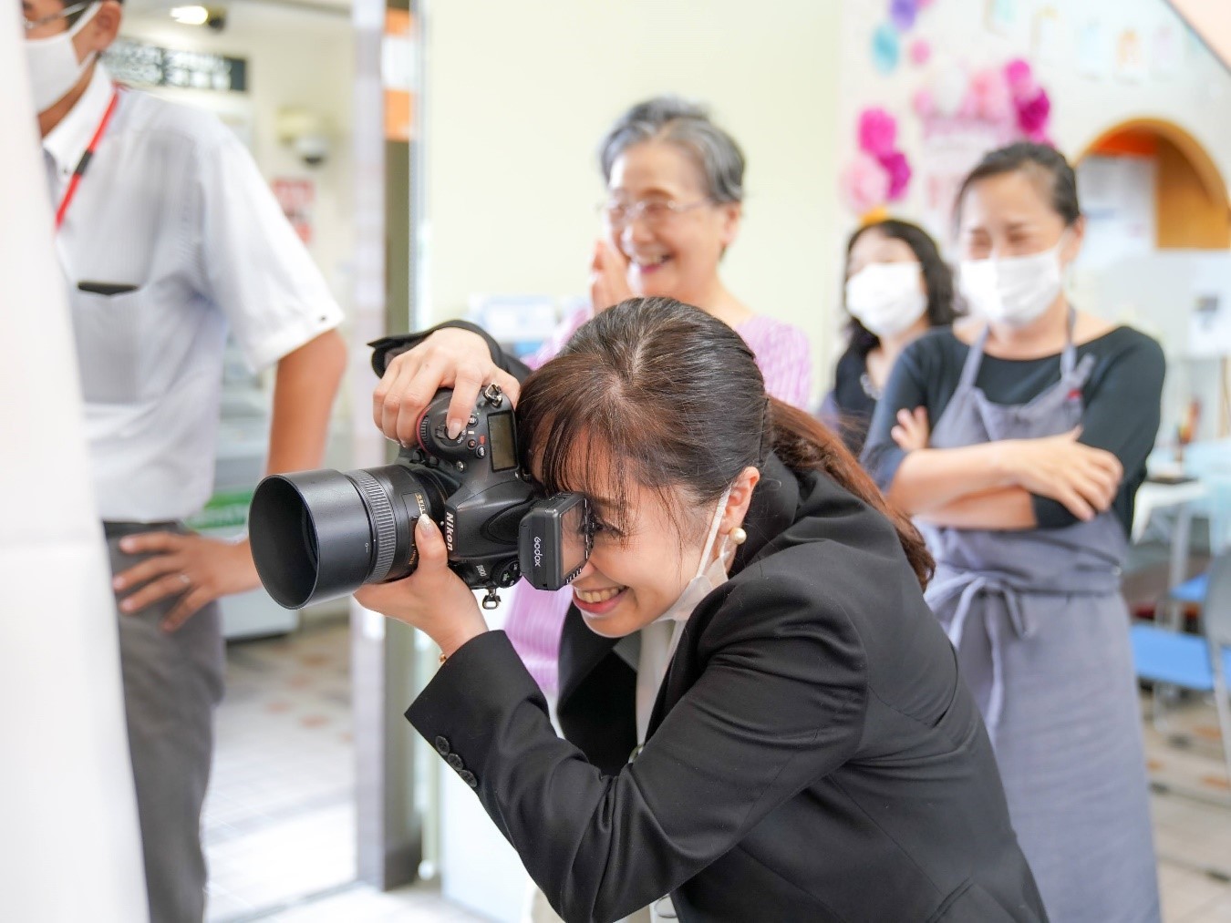 郵便局と提携した「郵便局写真館」で写真を撮る山田真由美さん