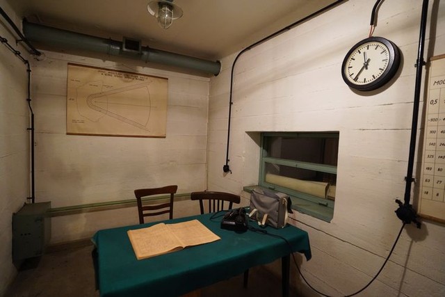 ワルシャワの鉄鋼メーカーにある冷戦時代につくられた地下シェルターの一室＝2023年6月5日、荒ちひろ撮影
