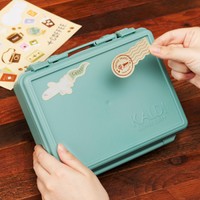 トランクは付属のシールでデコレーションできます（カルディコーヒーファーム提供）