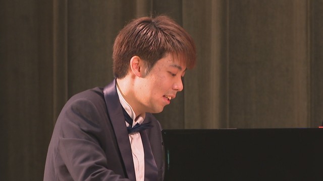 ピアノを弾く西本裕矢さん　撮影2023年11月