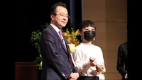 手塚治虫文化賞・新生賞のサイトウマドさん　贈呈式で語った橋脚の島の光景「これって怪獣かもと…」香川