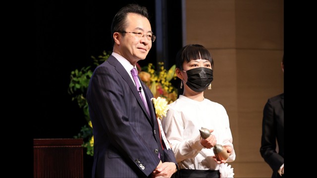 手塚治虫文化賞・新生賞のサイトウマドさん　贈呈式で語った橋脚の島の光景「これって怪獣かもと…」香川