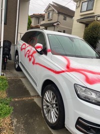 自宅の車がスプレーでひどい状態に…。 ※川井さん提供（「めん屋　五坊」のXアカウントより）