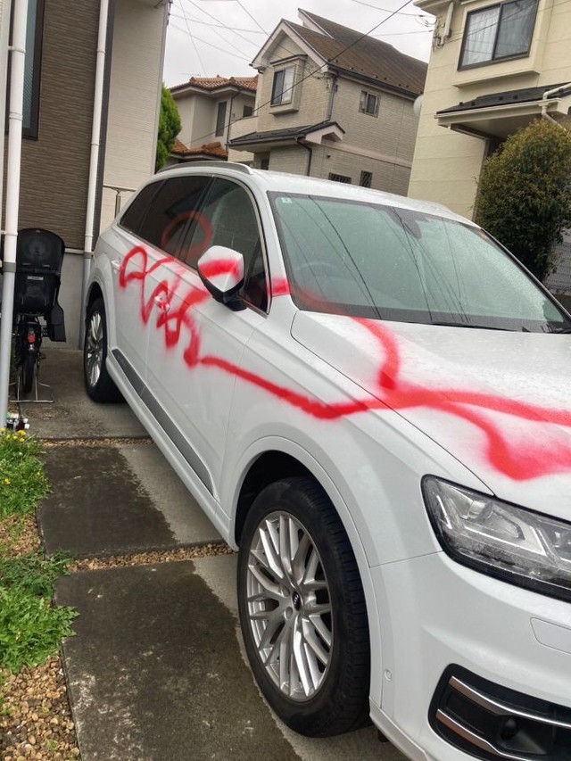 自宅の車がスプレーでひどい状態に…。 ※川井さん提供（「めん屋　五坊」のXアカウントより）