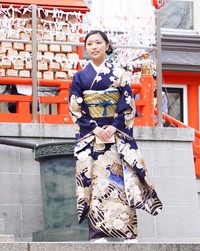 濃紺基調の落ち着いた振り袖姿を披露した大原優乃